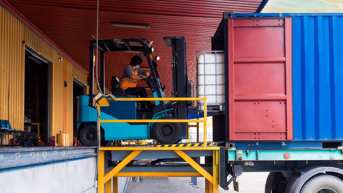 How cross-docking works in logistics for transferring cargo between trucks